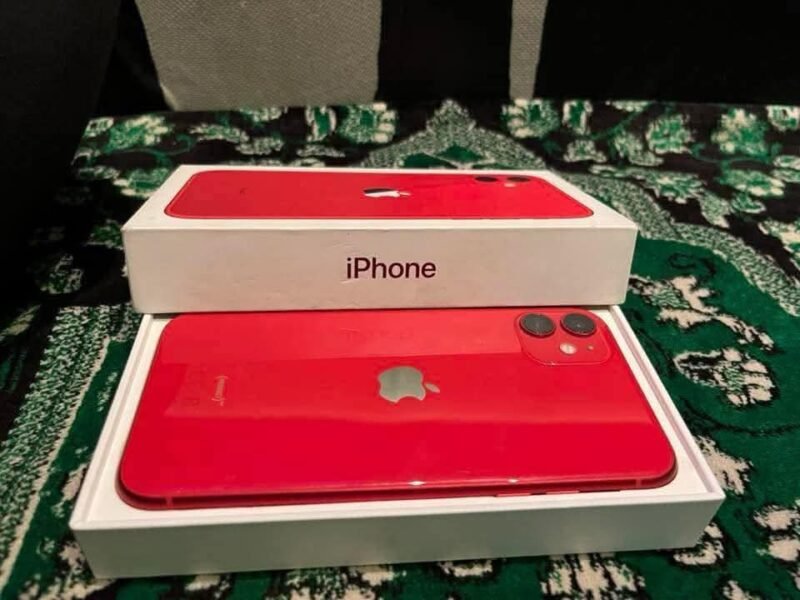 آيفون 11 أحمر 128 جيجا - بحالة ممتازة وبطارية جديدة 100% (أداء كالجديد)