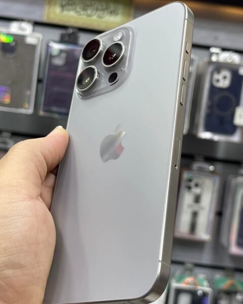ايفون 15 برو ماكس كسر زيرو (256GB) بطارية 94% بحالة الجديد