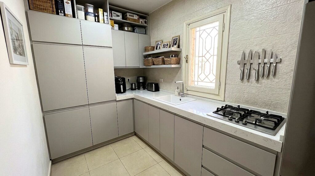 تقفيلة مطبخ صغيرة ومستغلة بالكامل رأسياً فرش شقة مساحتها صغيرة