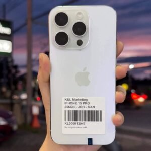 الواجهة الخلفية لموبايل ايفون 16 برو ماكس هاي كوبي باللون التيتانيوم الطبيعي، يظهر فيها الكاميرات الثلاثية وشعار أبل، نخب أول إصدار أمريكي.